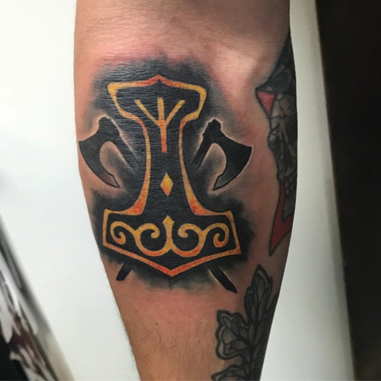 Wikinger Axt Tattoo in Kombination mit Thors Hammer und Rune