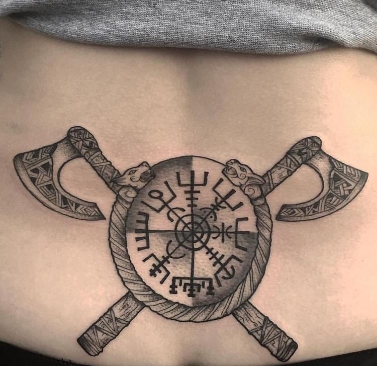 Wikinger Axt Tattoo mit Runen Kompass und Drachen Kombiniert