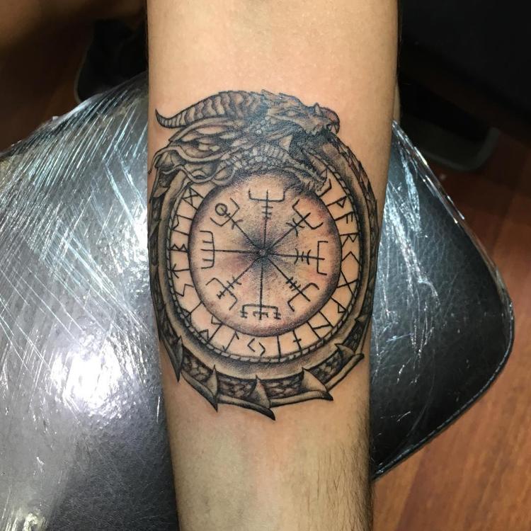 Wikinger Ouboros Tattoo am Unterarm Kompass