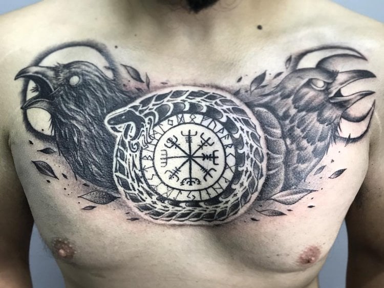 Wikinger Tattoo Brust Mann Raben Kompass Runen Jormungand