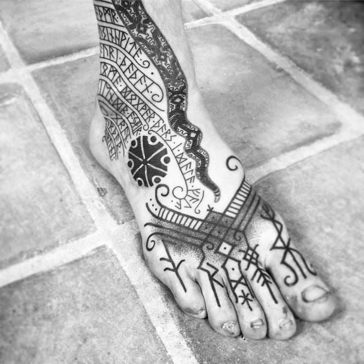 Wikinger Tattoo Runen am Fuß Mann