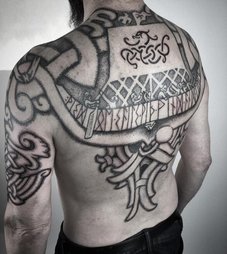 Wikinger Tattoo Rücken Muster Dotwork Runen Drachenboot Mann