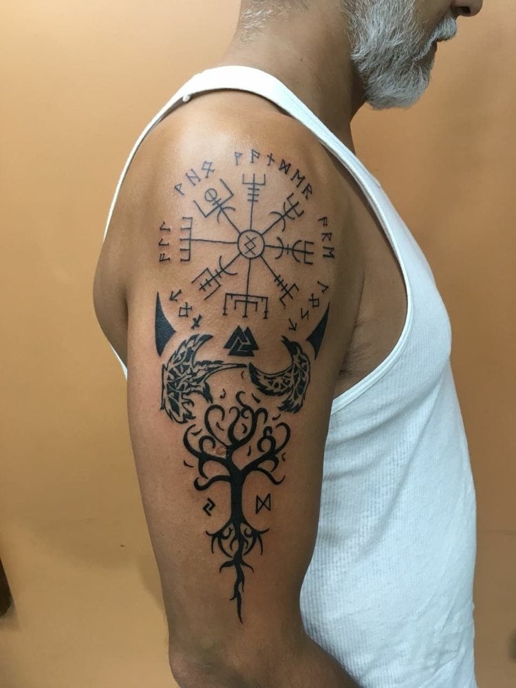 Wikinger Tattoo am Oberarm Kompass Runen Lebensbaum Symbole