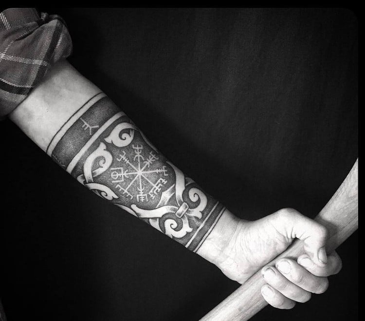 Wikinger Tattoo am Unterarm Kompass Runen Armreifen Mann