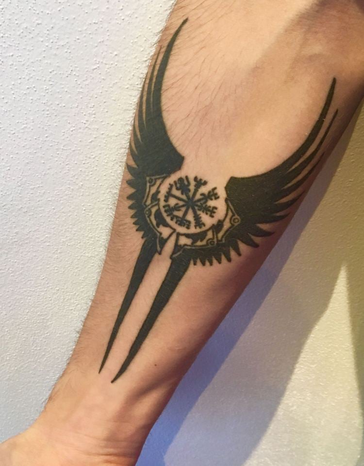 Wikinger Tattoo am Unterarm Walkyre Flügel Kompass