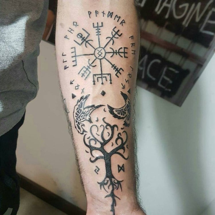 Wikinger Tattoo am Unterarm nordische Symbole und Runen