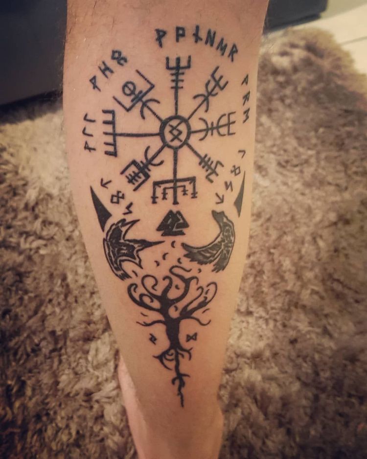 Wikinger Tattoo an der Wade Kompass Raben Lebensbaum Runen