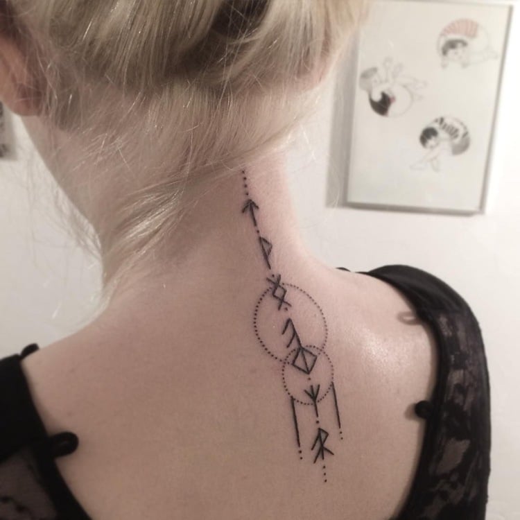 Wikinger Tattoos für Frauen Runen am Rücken der Wirbelsäule entlang