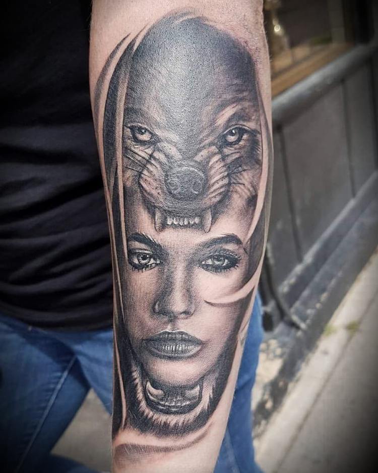 Wikinger Wolf Tattoo Frau Walkyre am Unterarm