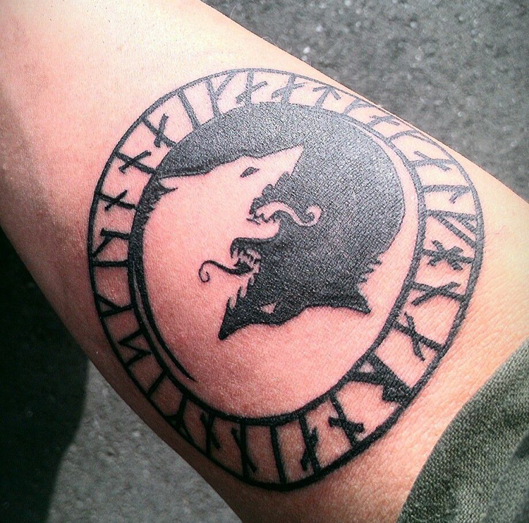 Wikinger Wolf Tattoo am Unterarm Odins Wölfe und Runen