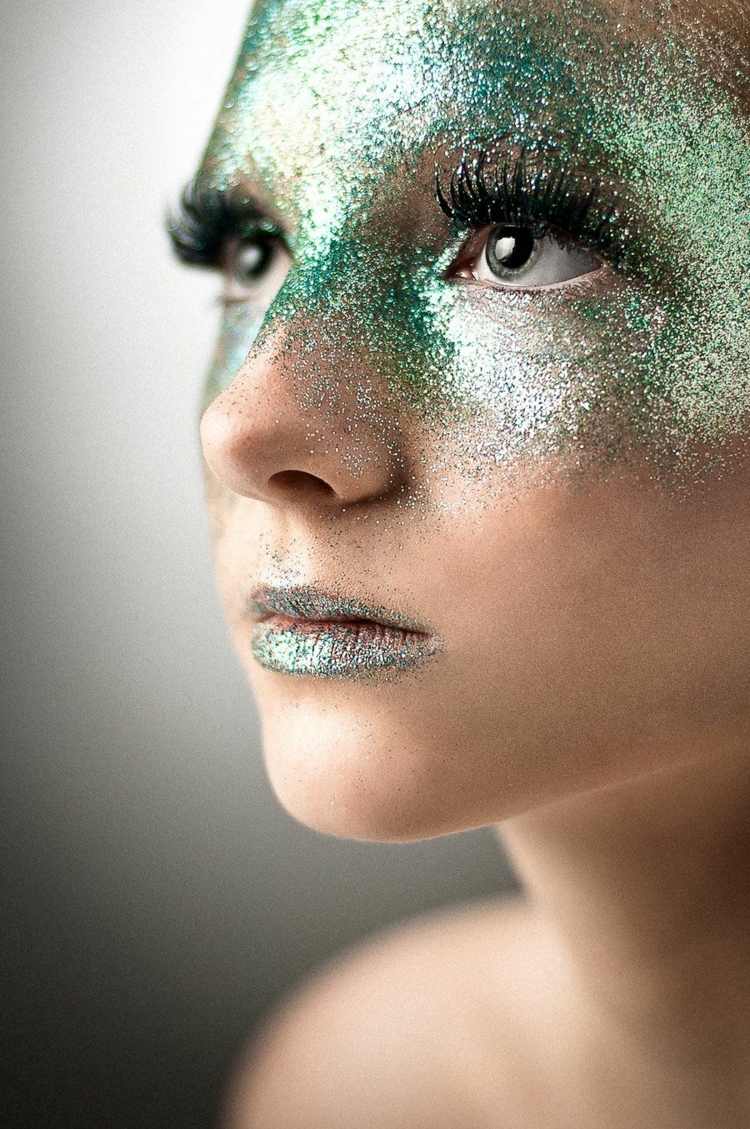 abstrakt karneval schminke glitzer frau grün gesicht augen stirn bereich lippen