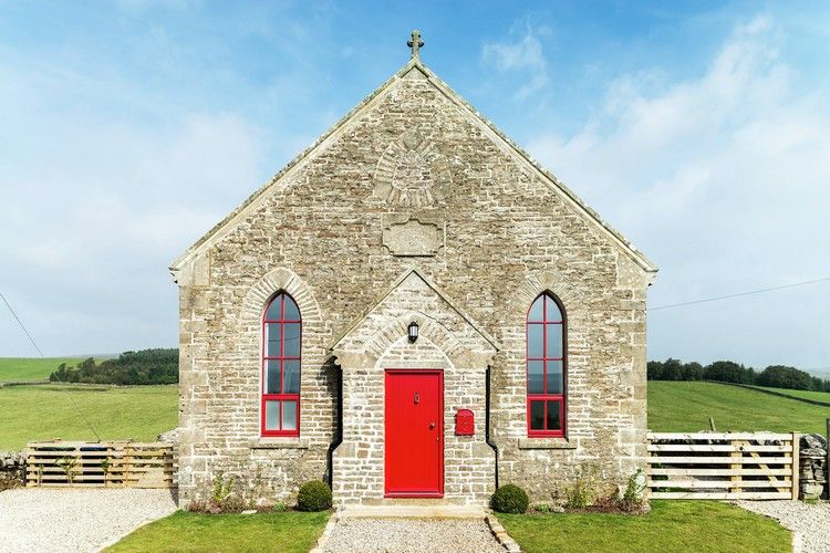alte kapelle kirche renoviert mit neuen roten fenstern als ferienort für touristen in usa