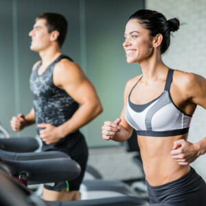 amüsieren während laufband fitness lauftraining unterhaltend machen und spaß haben