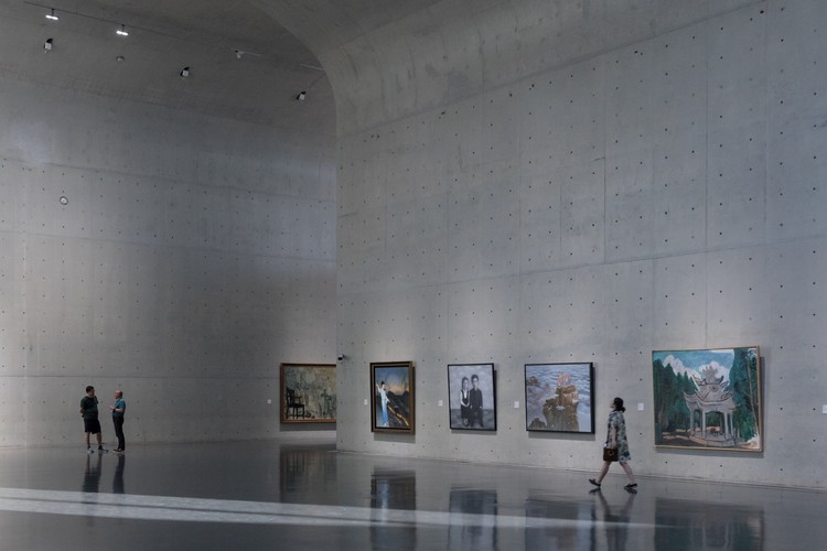 architektur mit betonwänden für eine galerie mit großen malereien