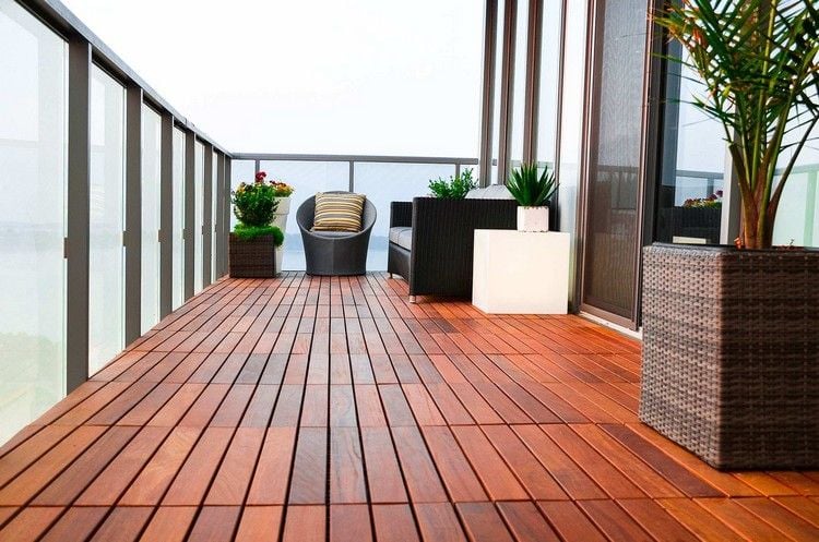 attraktiver-patio-beraich-möbel-outdoor-balkonboden-holzdielen-outdoor-ideen