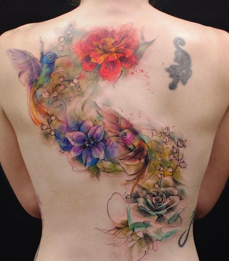 attraktives Aquarell Tattoo mit Blumen und Kolibris für den Rücken