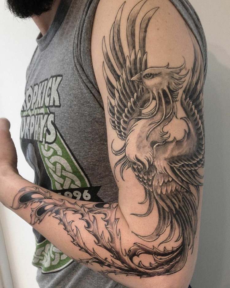 attraktives Arm Tattoo mit Phönix in Schwarz-Weiß