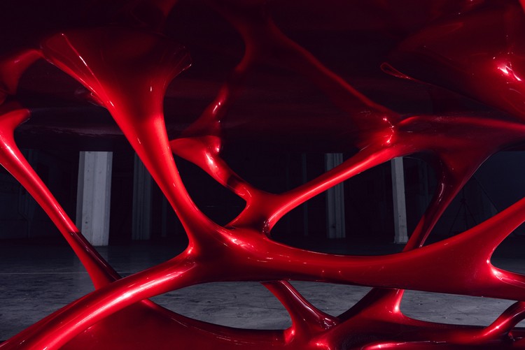 außergewöhnlicher designer konferenztisch mit ovalen formen in rot netz aus verbindungen