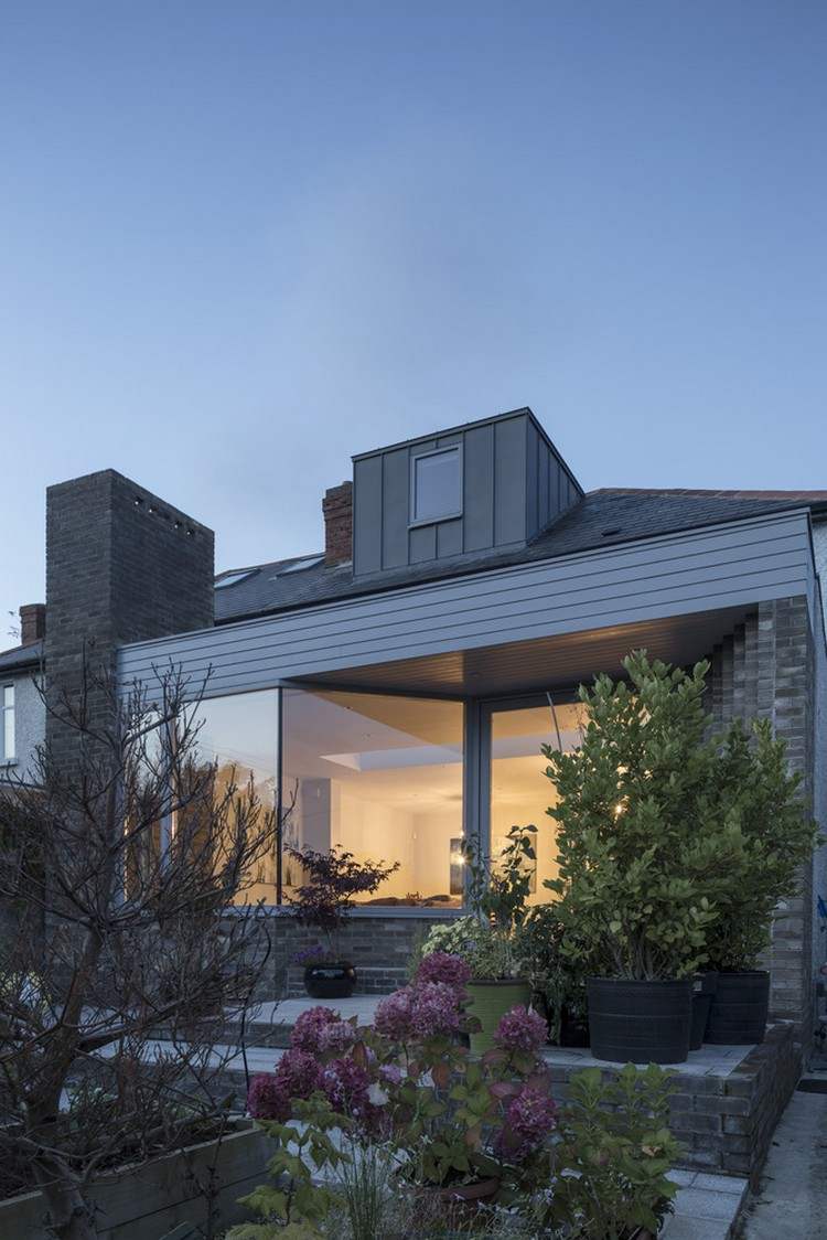 blumen im garten gestalten moderne architektur renoviertes modernes zweifamilienhaus