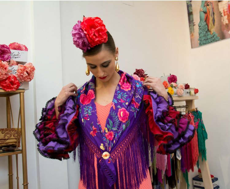 den Manton-Schal wie eine Flamenco Tänzerin tragen
