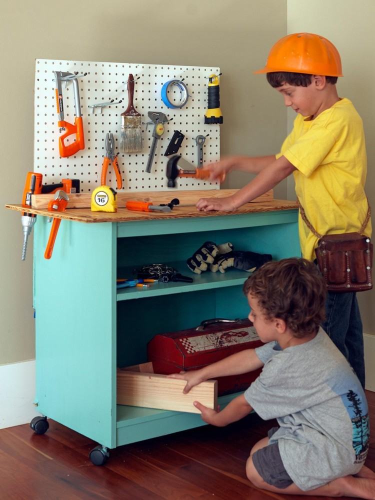 diy arbeitstisch für kinder selber machen spielfläche mit werkzeugen bauen