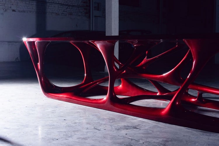 einzigartiger designer konferenztisch mit ovalen formen in rot von unten gesehen