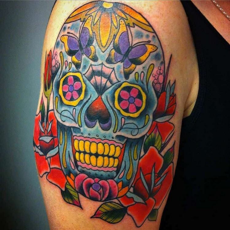 farbenfroher mexikanischer tottenkopf tattoo oberarm schulter schmetterlinge