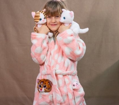 fasching kostüme für kinder crazy katzenlady mit bademantel und plüschtieren