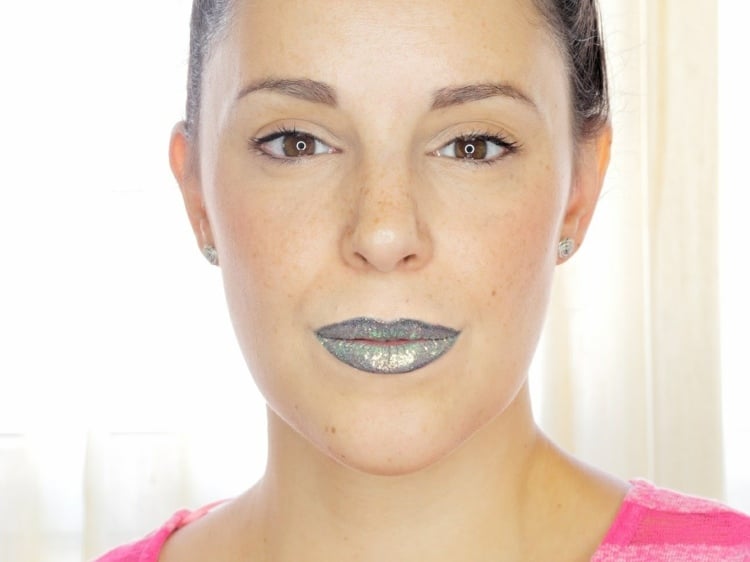 fasching schminke glitzer lippenstift silber holographisch