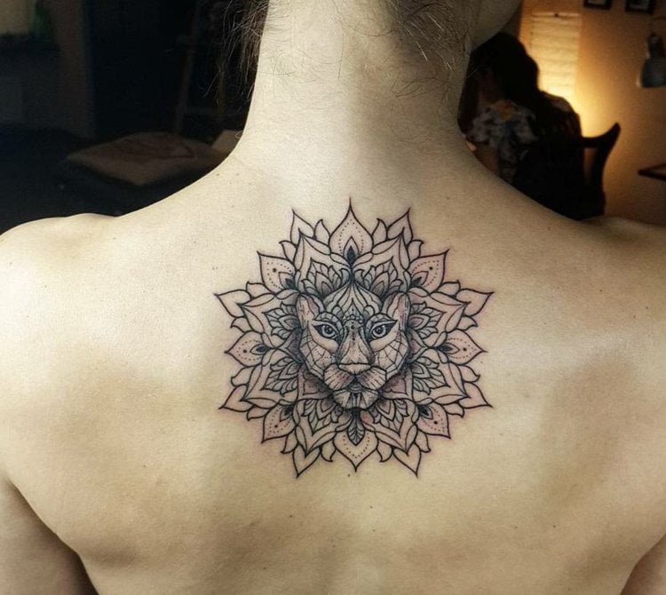 feminines Mandala mit weiblichem Löwe für den Rücken