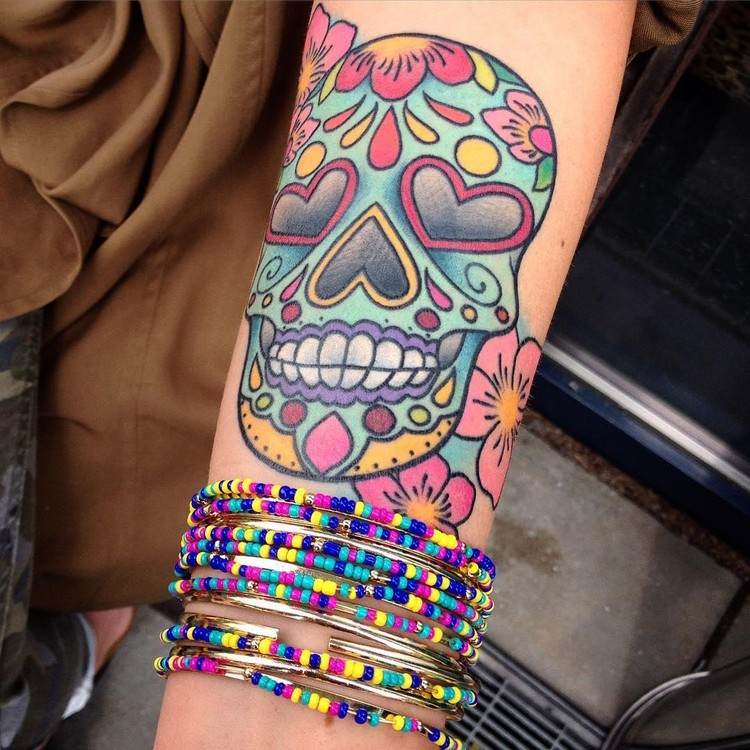 fröhlicher mexikanischer totenkopf tattoo farbkombination aus herzen blumenmuster vorlagen