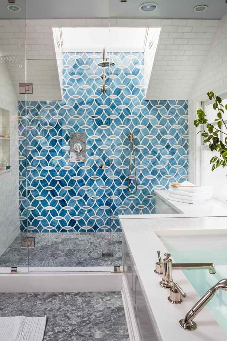 geometrische figuren für wand dekoration im badezimmer mit farbkombinationen im trend