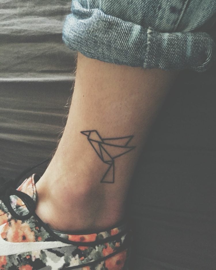 geometrisches Vogel Tattoo für das Fußgelenk Kranich Origami