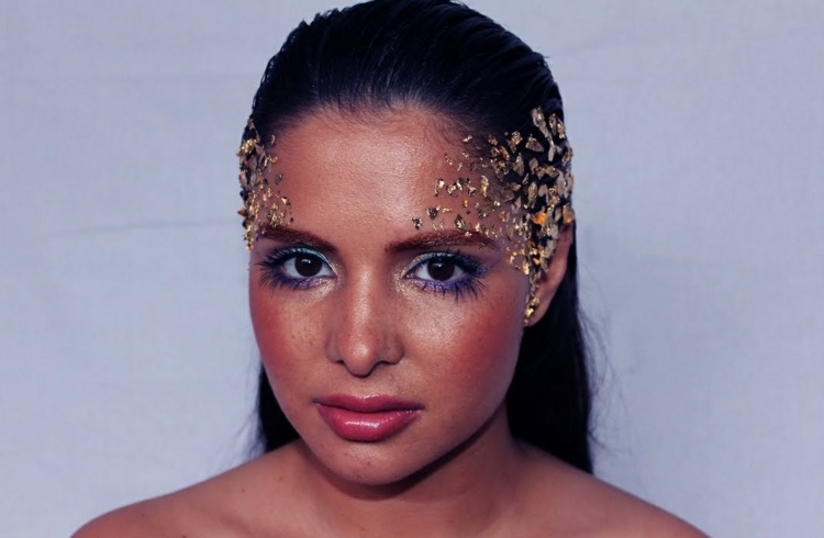 goldfolie frau schläfen haare karneval schminke glitzer leicht umzusetzen