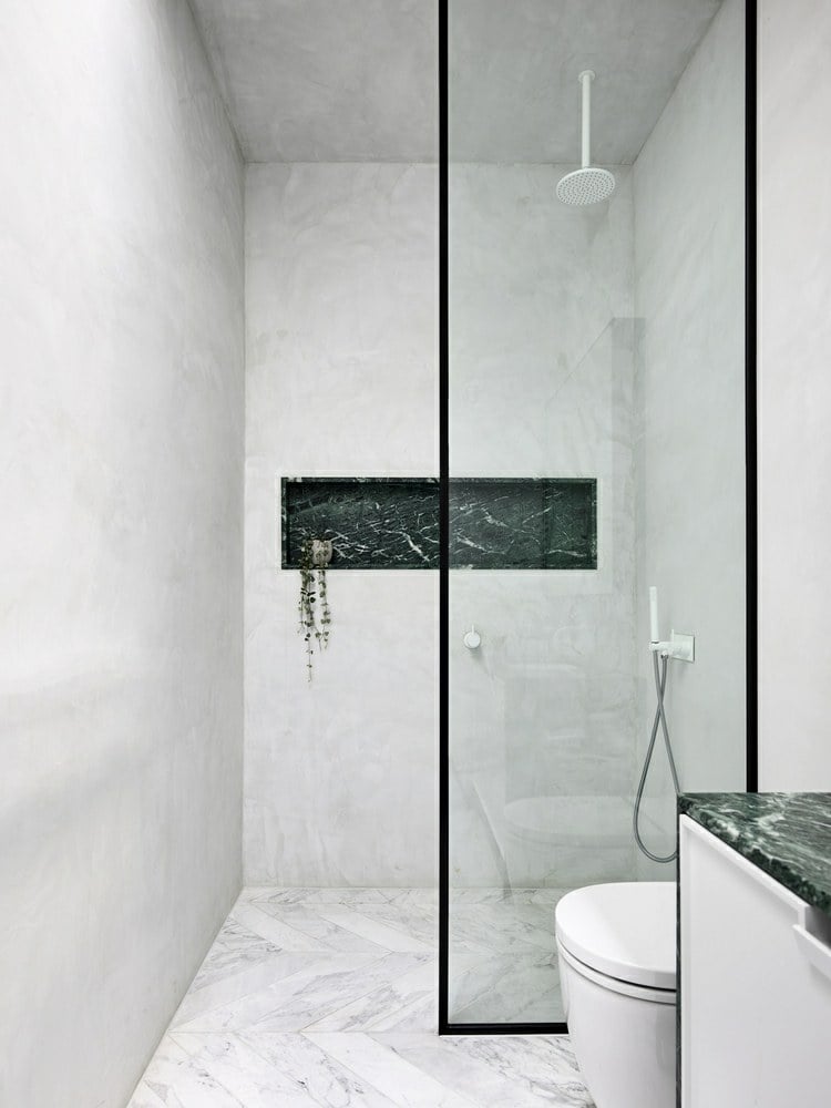 grüne Marmor Arbeitsplatte als Akzent im Naturstein Badezimmer