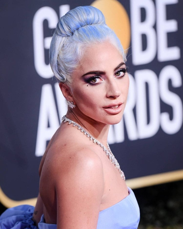 haarfarben trends 2019 damen Platinblond mit Pastellnuancen Lady Gaga