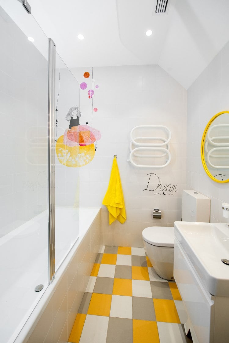 happy place o.m.shumelda badezimmer neongelb akzente accessoires handtuch spiegel
