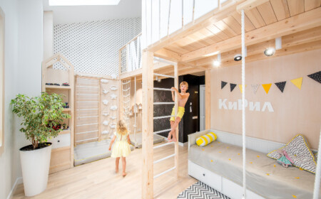 happy place o.m.shumelda ukraine interieur kinderzimmer sitzecke grau weiß neongelb holz spielbereich