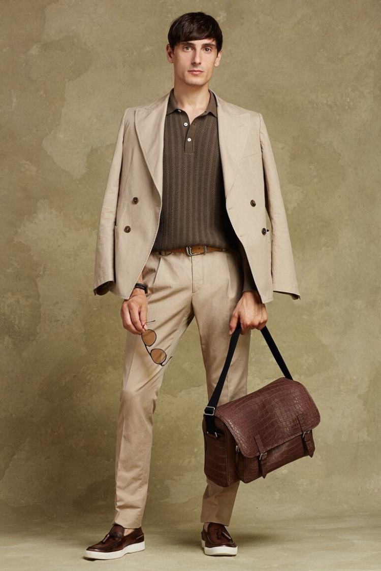 hellbraune und beige farbtöne kombinieren männer strickhemd ledertasche extravagant modern