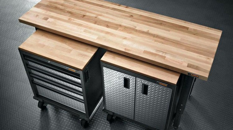 inspiriendes-diy-projekt-für-werkbank-mit-modulen-aus-metall-und-holz-arbeitsplatte-und-rollen