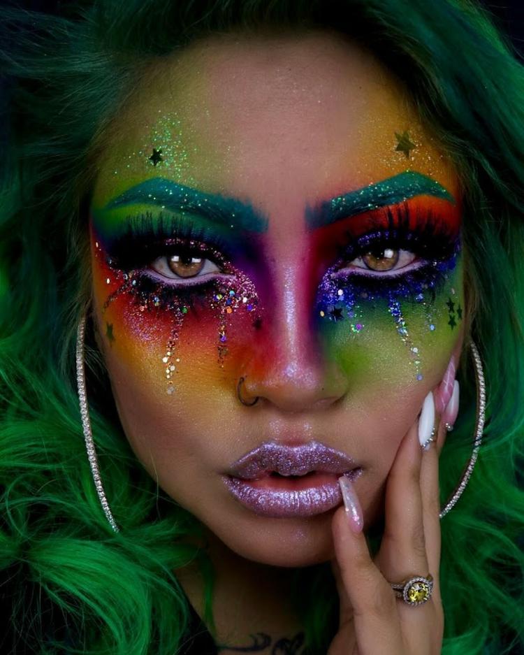 karneval schminke glitzer damen regenbogenfarben komplettes gesicht