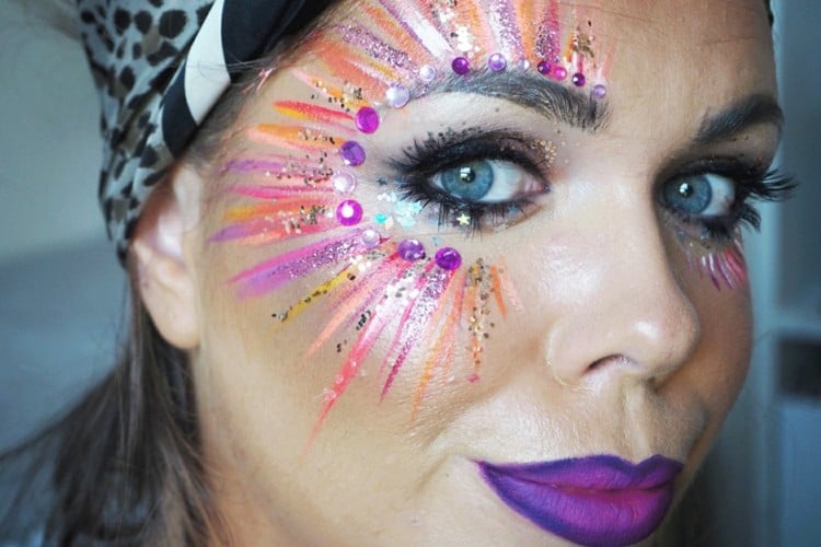 karneval schminke glitzer gesicht farbenfroh pailletten