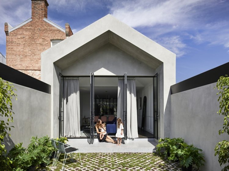kleiner Garten mit Terrasse und moderner Fassade in Beton Optik