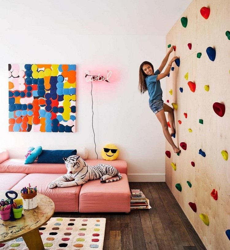 kletterwand kinderzimmer diy projekt holzplatte mädchen rosafarbene sofa spielzeug