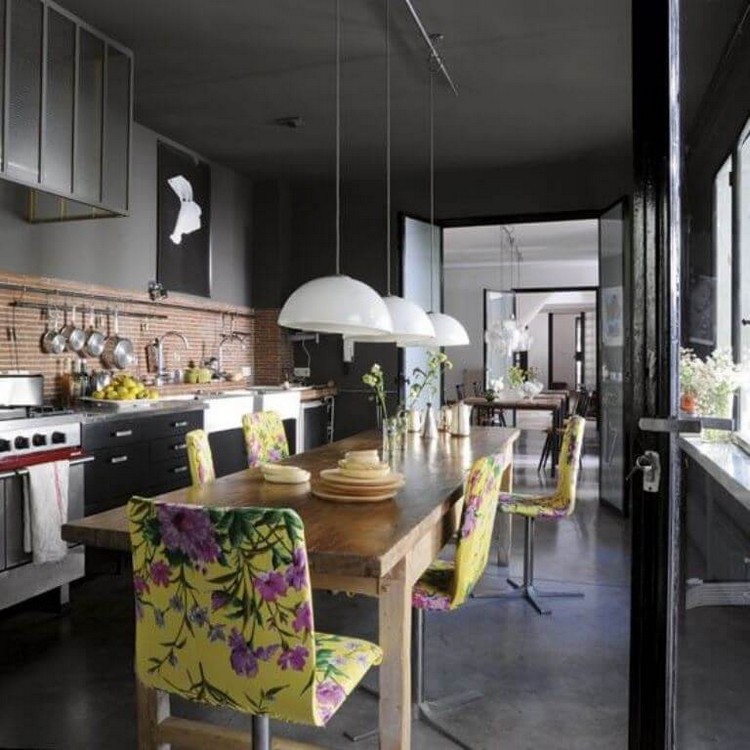 küche im industriellen stil mit stühlen im kontrast mit blumenmustern kombination