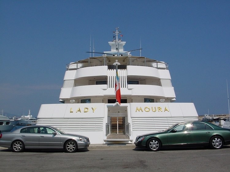 lady moura im meer weißes schiff gelandet rückseite eingang zwei geparkte autos