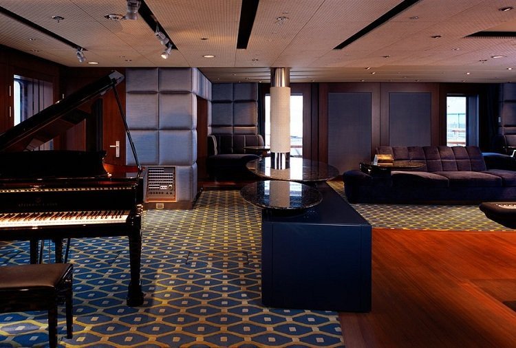 luxus yacht am hafen octopus dunkles innenraum mit royal klavier teppichboden und posltermöbeln
