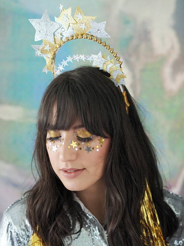 make up gesicht ideen karneval schminke glitzer kostüm gold silber sterne krone lidschatten