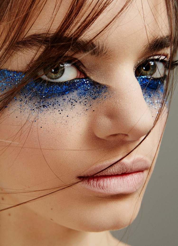 make up ideen damen karneval schminke glitzer royalblau nude lidschatten lippen