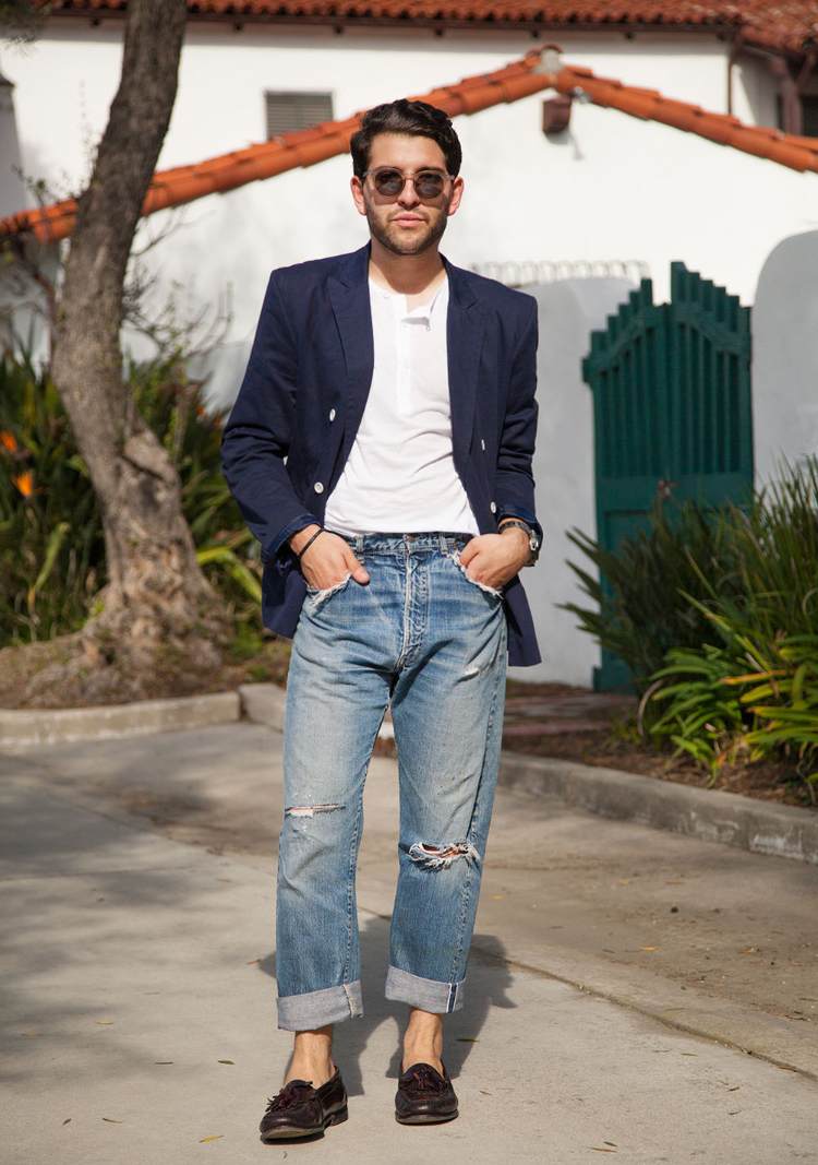 marineblau blazer mit jeans tragen sonnenbrille hinzufügen stilvoll aussehen